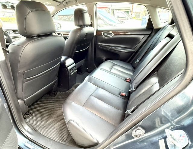 2015年 Nissan Sentra 1.8 傳奇版 原鈑件 認證車 定速巡航 感應頭燈 舒適感極佳的大型房車  第14張相片
