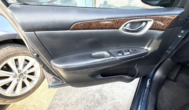 2015年 Nissan Sentra 1.8 傳奇版 原鈑件 認證車 定速巡航 感應頭燈 舒適感極佳的大型房車  第15張相片