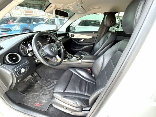 2019年 M-Benz GLC 220d 4MATIC 柴油 總代理 原鈑件 環景影像 電動座椅 豪華大空間運動休旅車  第15張相片