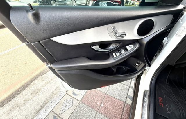 2019年 M-Benz GLC 220d 4MATIC 柴油 總代理 原鈑件 環景影像 電動座椅 豪華大空間運動休旅車  第17張相片