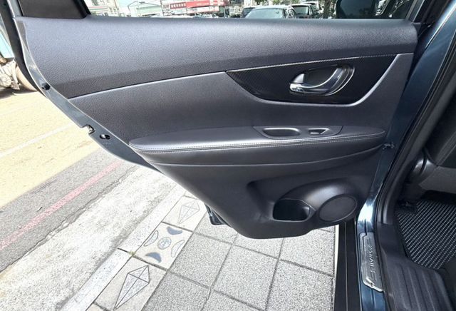 2023年 Nissan  X-Trail 2.0 智行版 原鈑件 ACC跟車 電尾門 環景影像 國產最大氣休旅車首選  第18張相片