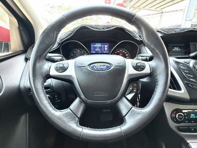 2013年 FORD Focus 5D 1.6 汽油時尚型 認證車 雙區恆溫 循跡防滑 空間大 高CP值的都會代步小車  第11張相片