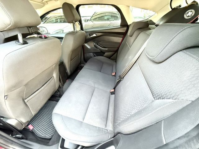 2013年 FORD Focus 5D 1.6 汽油時尚型 認證車 雙區恆溫 循跡防滑 空間大 高CP值的都會代步小車  第14張相片