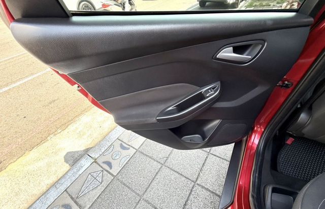 2013年 FORD Focus 5D 1.6 汽油時尚型 認證車 雙區恆溫 循跡防滑 空間大 高CP值的都會代步小車  第17張相片