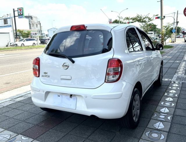 2015年 Nissan March 1.5 傳奇版 原鈑件 衛星導航 倒車顯影 加值安卓機 外型可愛 城市代步小車  第4張相片