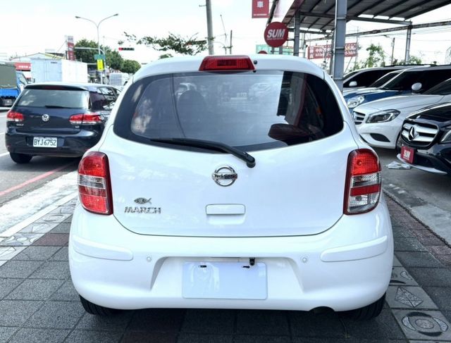 2015年 Nissan March 1.5 傳奇版 原鈑件 衛星導航 倒車顯影 加值安卓機 外型可愛 城市代步小車  第6張相片