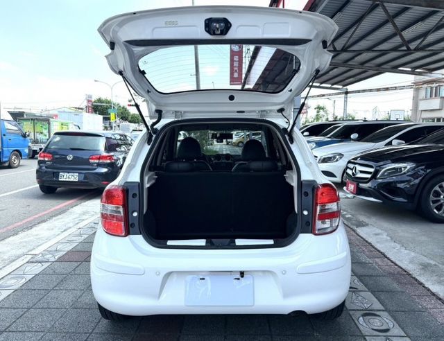 2015年 Nissan March 1.5 傳奇版 原鈑件 衛星導航 倒車顯影 加值安卓機 外型可愛 城市代步小車  第7張相片