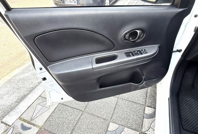 2015年 Nissan March 1.5 傳奇版 原鈑件 衛星導航 倒車顯影 加值安卓機 外型可愛 城市代步小車  第15張相片