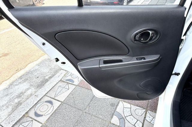2015年 Nissan March 1.5 傳奇版 原鈑件 衛星導航 倒車顯影 加值安卓機 外型可愛 城市代步小車  第16張相片