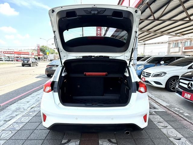 2019年 Ford Focus 5D 時尚經典型 1.5渦輪 原鈑件 僅跑5萬公里  市場最夯的五門小鋼砲  第7張相片