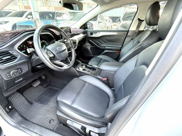 2019年 Ford Focus 5D 時尚經典型 1.5渦輪 原鈑件 僅跑5萬公里  市場最夯的五門小鋼砲  第13張相片