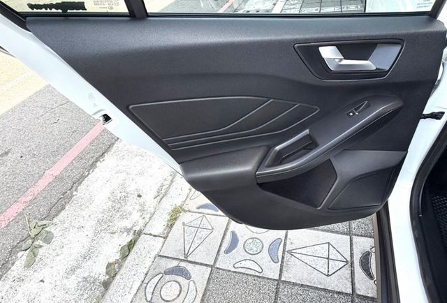 2019年 Ford Focus 5D 時尚經典型 1.5渦輪 原鈑件 僅跑5萬公里  市場最夯的五門小鋼砲  第18張相片
