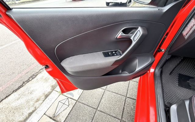 2014年 福斯 POLO HB 1.6 CL 認證車 升級大螢幕安卓機 好開省油 小資女的最佳時尚代步小車  第15張相片