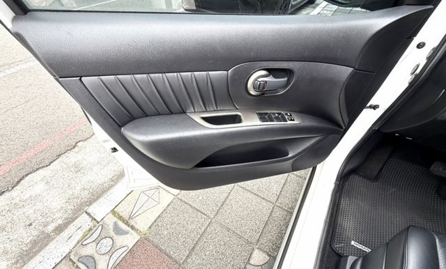 2018年 Nissan Livina 1.6 豪華版 恆溫 原廠影音 車頂行李架 舒適大空間 市場熱銷五門掀背小休旅  第15張相片