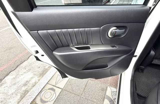 2018年 Nissan Livina 1.6 豪華版 恆溫 原廠影音 車頂行李架 舒適大空間 市場熱銷五門掀背小休旅  第16張相片