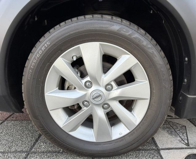 2017年 Nissan Livina 1.6 旗艦版 原鈑件 恆溫 車頂行李架 I-Key 省油大空間 優質代步車首選  第10張相片