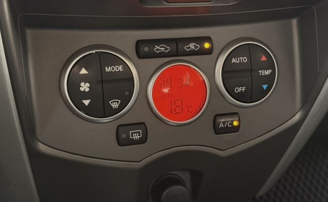 2017年 Nissan Livina 1.6 旗艦版 原鈑件 恆溫 車頂行李架 I-Key 省油大空間 優質代步車首選  第18張相片