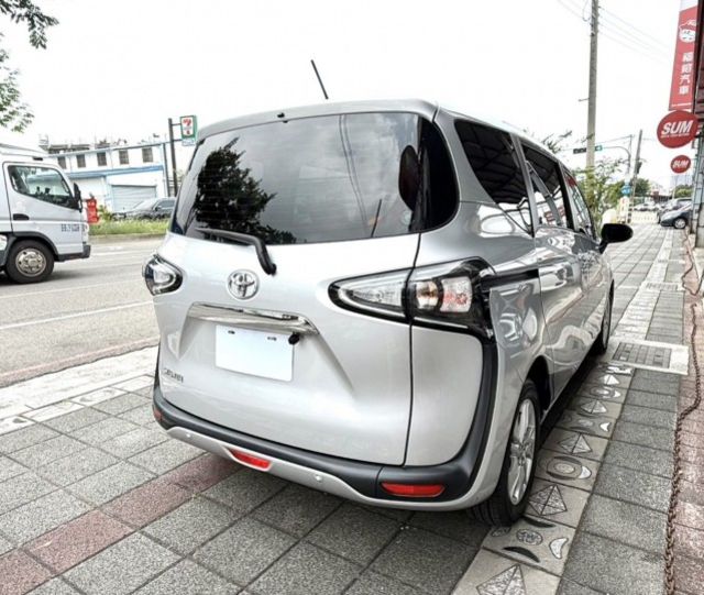 2022年 Toyota Sienta 5人座 1.8 豪華+版 原鈑件 I-Key 恆溫 電動側滑門 國產跨界休旅車  第5張相片