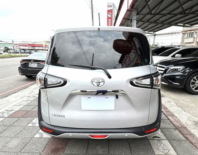 2022年 Toyota Sienta 5人座 1.8 豪華+版 原鈑件 I-Key 恆溫 電動側滑門 國產跨界休旅車  第6張相片