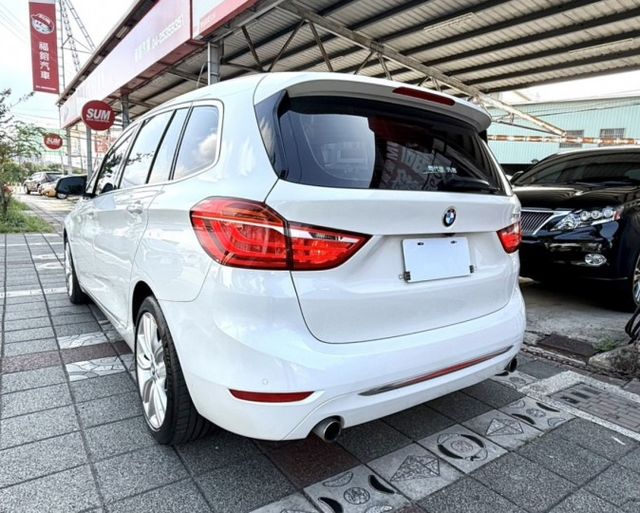 2017年式 BMW 220i GT 總代理 Luxury Line版 正七人座 雙前電動椅 自動停車 稀有釋出跨界休旅  第4張相片