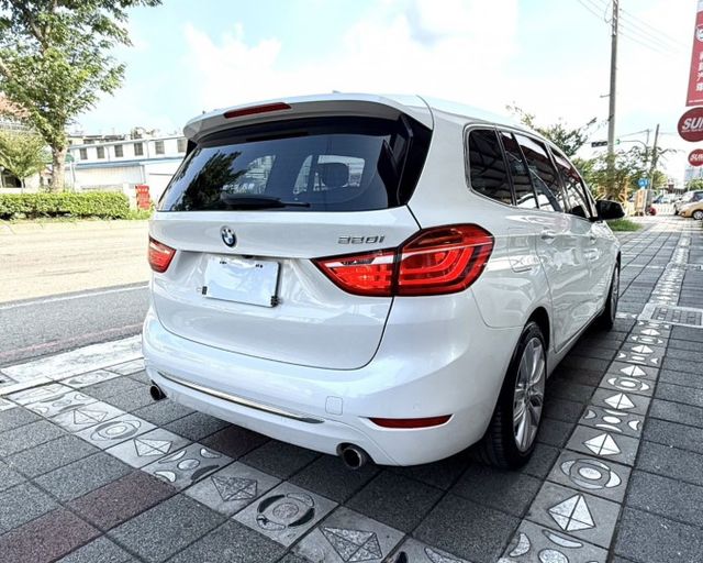 2017年式 BMW 220i GT 總代理 Luxury Line版 正七人座 雙前電動椅 自動停車 稀有釋出跨界休旅  第5張相片