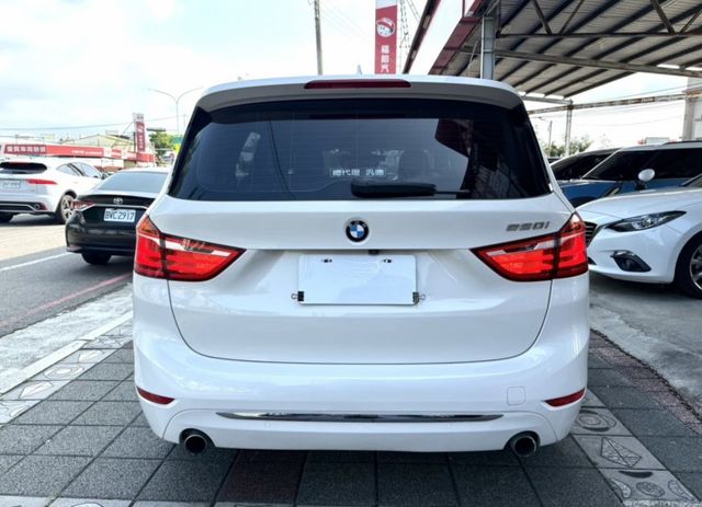 2017年式 BMW 220i GT 總代理 Luxury Line版 正七人座 雙前電動椅 自動停車 稀有釋出跨界休旅  第6張相片