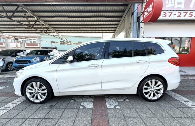 2017年式 BMW 220i GT 總代理 Luxury Line版 正七人座 雙前電動椅 自動停車 稀有釋出跨界休旅  第9張相片