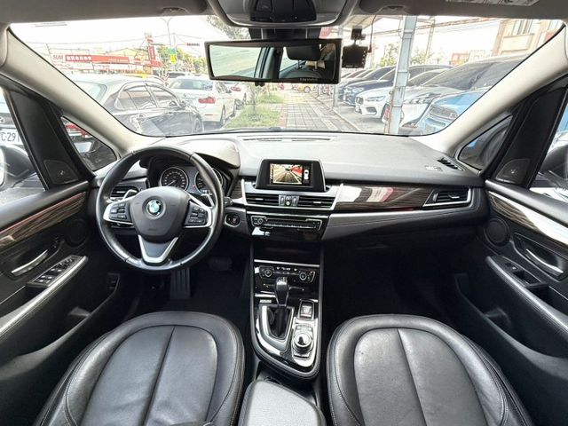 2017年式 BMW 220i GT 總代理 Luxury Line版 正七人座 雙前電動椅 自動停車 稀有釋出跨界休旅  第11張相片
