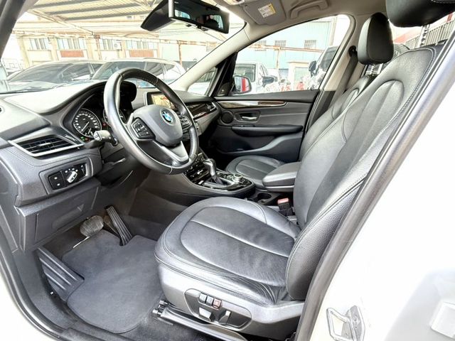 2017年式 BMW 220i GT 總代理 Luxury Line版 正七人座 雙前電動椅 自動停車 稀有釋出跨界休旅  第12張相片