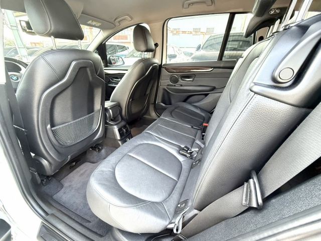 2017年式 BMW 220i GT 總代理 Luxury Line版 正七人座 雙前電動椅 自動停車 稀有釋出跨界休旅  第13張相片