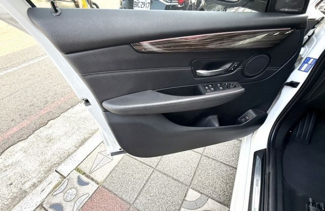 2017年式 BMW 220i GT 總代理 Luxury Line版 正七人座 雙前電動椅 自動停車 稀有釋出跨界休旅  第17張相片