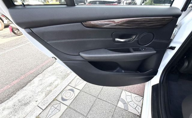 2017年式 BMW 220i GT 總代理 Luxury Line版 正七人座 雙前電動椅 自動停車 稀有釋出跨界休旅  第18張相片