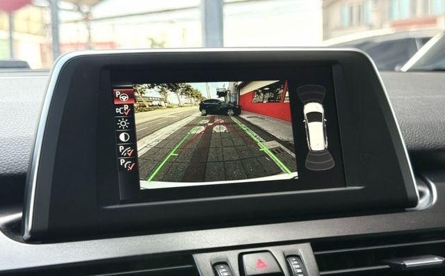 2017年式 BMW 220i GT 總代理 Luxury Line版 正七人座 雙前電動椅 自動停車 稀有釋出跨界休旅  第19張相片