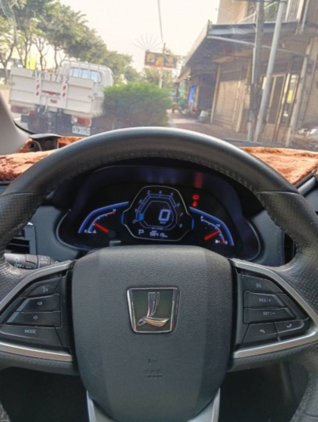 2018年 Luxgen U5 1.6 360環景旗艦 Hi-Fi版 原鈑件 恆溫空調 自動停車 靚麗亮眼跨界小休旅  第6張相片