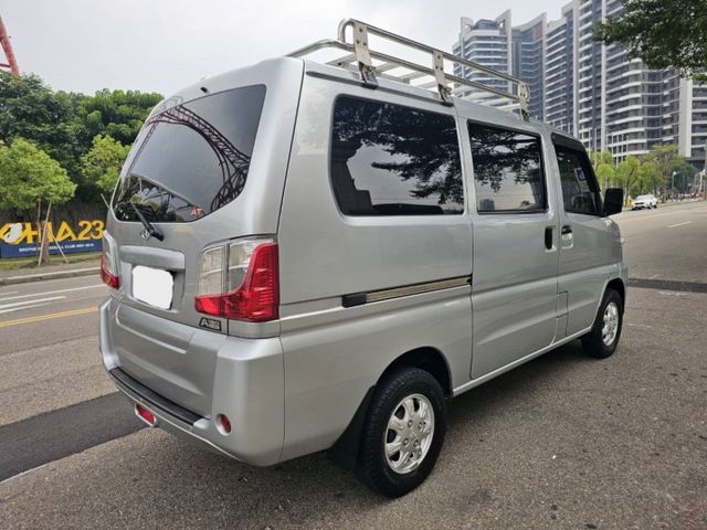 2022年 菱利 A180 廂車(自排) 8人座 原鈑件 里程4萬 加裝車頂置放架 空間大 家庭出遊 公司用車都適宜  第4張相片