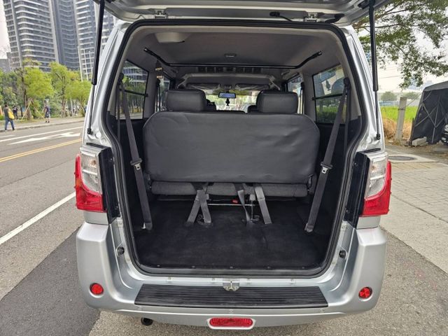 2022年 菱利 A180 廂車(自排) 8人座 原鈑件 里程4萬 加裝車頂置放架 空間大 家庭出遊 公司用車都適宜  第6張相片