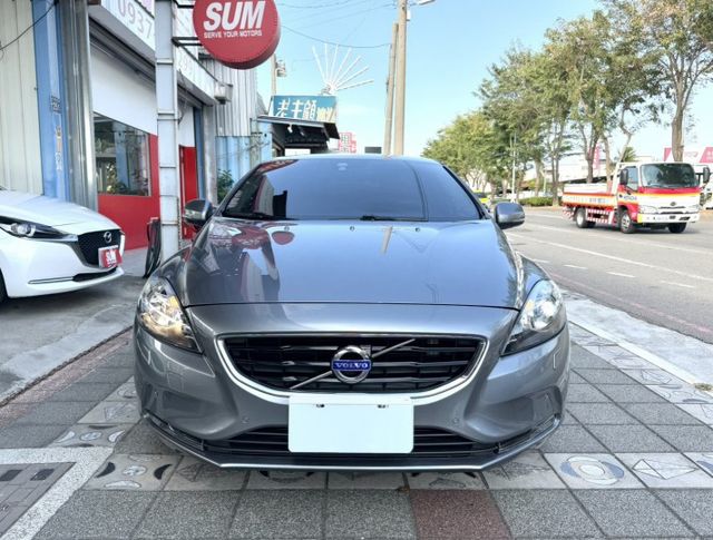 2015年 VOLVO V40 T4 1.6 豪華版 雙區恆溫 渦輪增壓 自動停車 電動座椅 北歐經典質感掀背小車  第2張相片