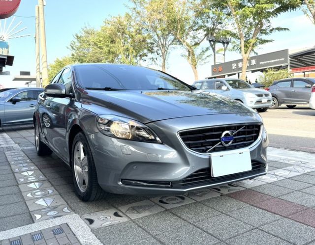 2015年 VOLVO V40 T4 1.6 豪華版 雙區恆溫 渦輪增壓 自動停車 電動座椅 北歐經典質感掀背小車  第3張相片