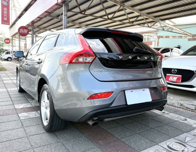 2015年 VOLVO V40 T4 1.6 豪華版 雙區恆溫 渦輪增壓 自動停車 電動座椅 北歐經典質感掀背小車  第4張相片