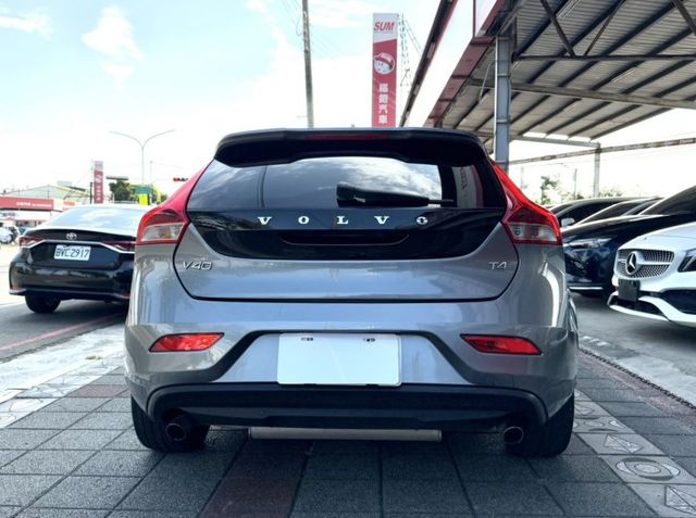 2015年 VOLVO V40 T4 1.6 豪華版 雙區恆溫 渦輪增壓 自動停車 電動座椅 北歐經典質感掀背小車  第6張相片