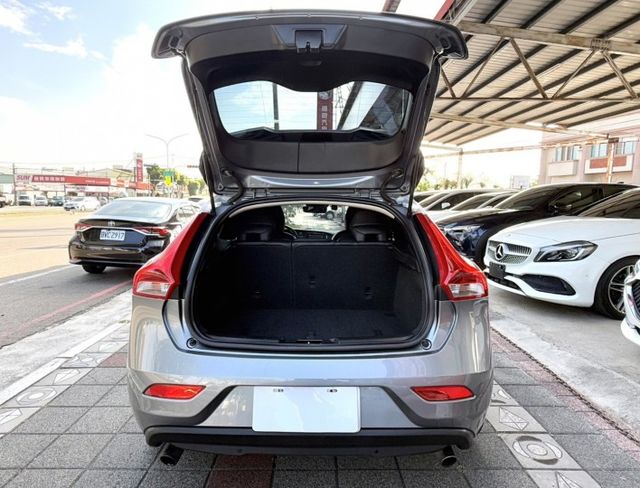 2015年 VOLVO V40 T4 1.6 豪華版 雙區恆溫 渦輪增壓 自動停車 電動座椅 北歐經典質感掀背小車  第7張相片