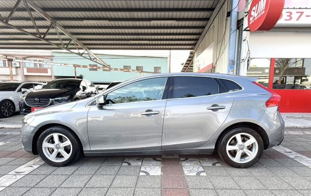 2015年 VOLVO V40 T4 1.6 豪華版 雙區恆溫 渦輪增壓 自動停車 電動座椅 北歐經典質感掀背小車  第9張相片