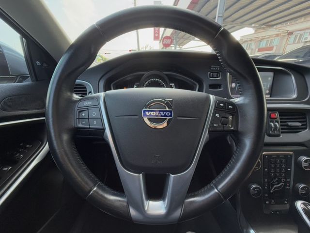 2015年 VOLVO V40 T4 1.6 豪華版 雙區恆溫 渦輪增壓 自動停車 電動座椅 北歐經典質感掀背小車  第11張相片
