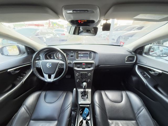 2015年 VOLVO V40 T4 1.6 豪華版 雙區恆溫 渦輪增壓 自動停車 電動座椅 北歐經典質感掀背小車  第12張相片