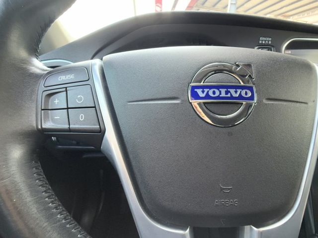 2015年 VOLVO V40 T4 1.6 豪華版 雙區恆溫 渦輪增壓 自動停車 電動座椅 北歐經典質感掀背小車  第15張相片