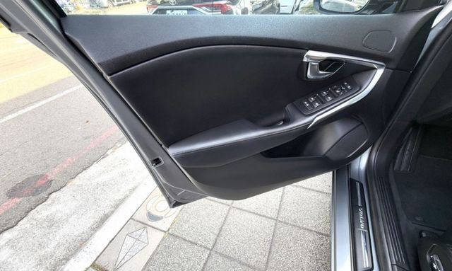 2015年 VOLVO V40 T4 1.6 豪華版 雙區恆溫 渦輪增壓 自動停車 電動座椅 北歐經典質感掀背小車  第17張相片