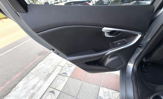 2015年 VOLVO V40 T4 1.6 豪華版 雙區恆溫 渦輪增壓 自動停車 電動座椅 北歐經典質感掀背小車  第18張相片