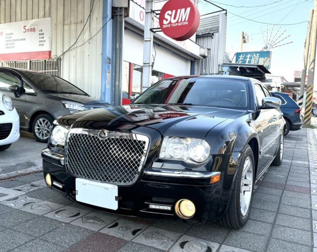 2006年 CHRYSLER 300C 2.7 (小賓利) 僅跑7萬 原鈑件 天窗 恆溫 電動椅 珍藏等級豪車 值得擁有  第1張相片