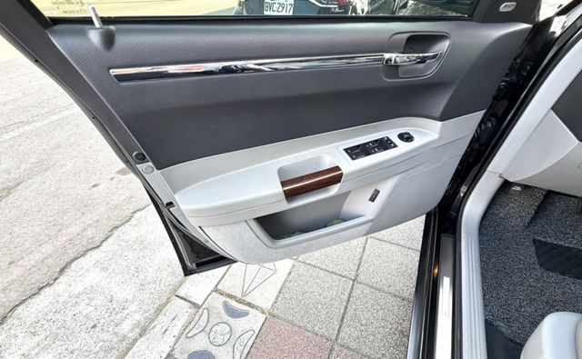 2006年 CHRYSLER 300C 2.7 (小賓利) 僅跑7萬 原鈑件 天窗 恆溫 電動椅 珍藏等級豪車 值得擁有  第17張相片