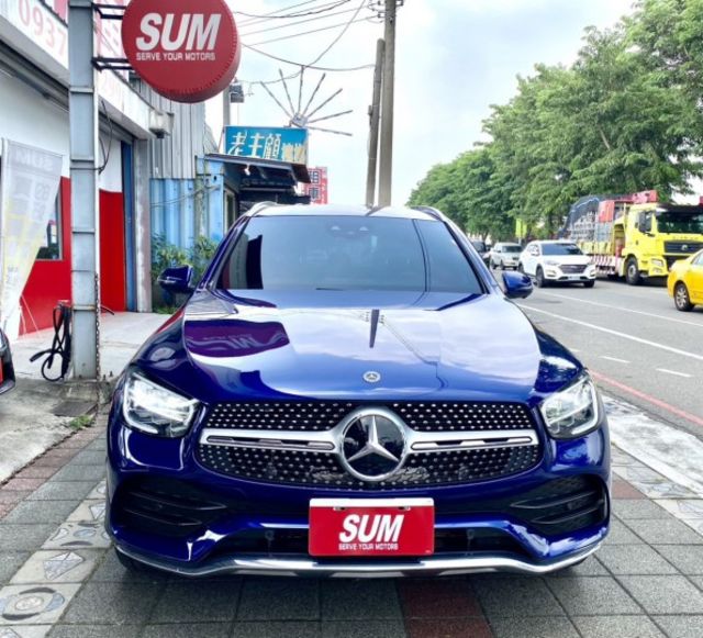 2021年式 M-BENZ GLC300 AMG 4MATIC 2.0 總代理 輕油電 僅跑5萬公里 德系最霸氣跑旅  第2張相片